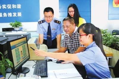 泉州台商投资区工商分局人员指导企业负责人填报年报 - 县市新闻 - 东南网泉州频道